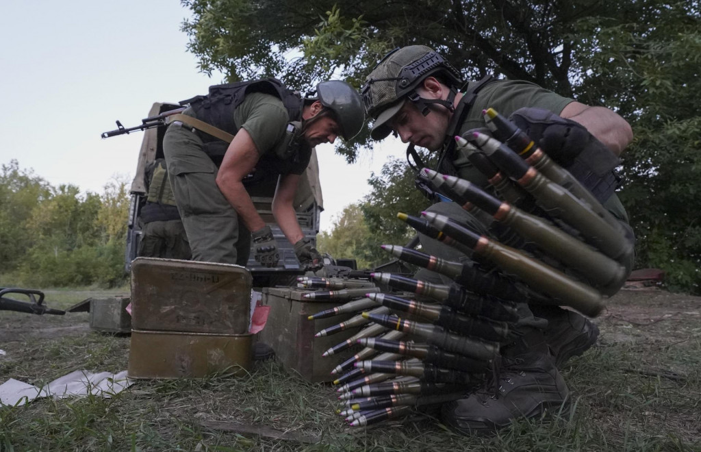 Ukrajinskí vojaci pripravujú zbrane na ostreľovanie ruských pozícií v Charkovskej oblasti. FOTO: TASR/AP