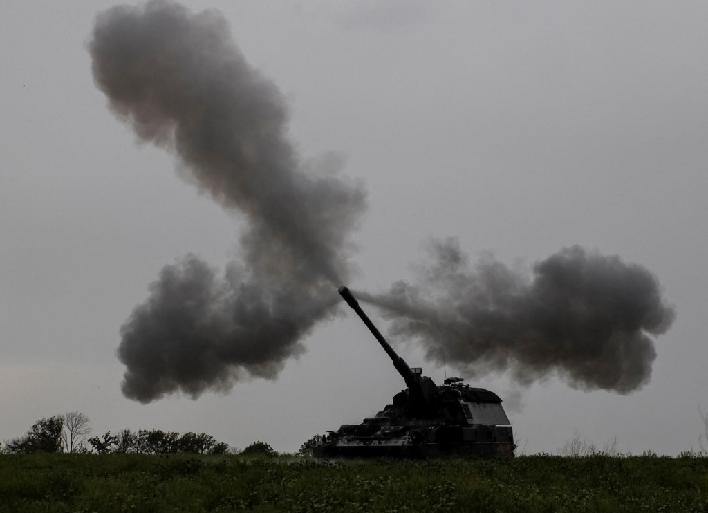 Nemecké samohybné delo Panzerhaubitze 2000 ukrajinských ozbojených síl strieľa na frontovú líniu. FOTO: Reuters