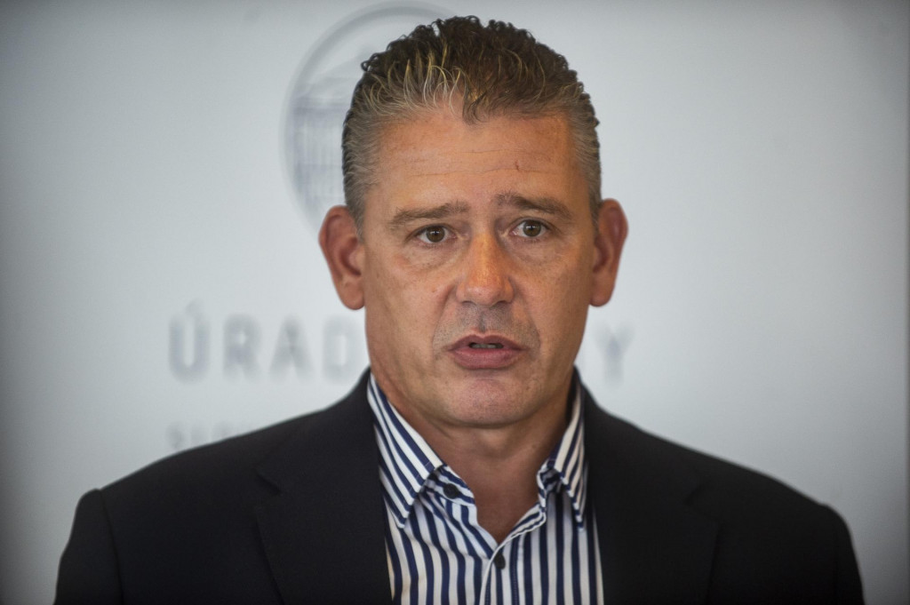 Na sn&iacute;mke minister vn&uacute;tra Roman Mikulec. FOTO: TASR/J. Kotian