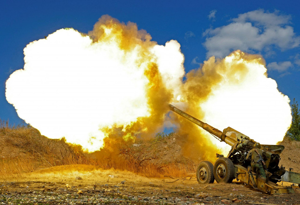 Prorusk&iacute; separatisti p&aacute;lia z h&uacute;fnice. FOTO: Reuters