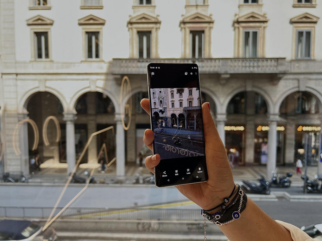 Motorola Edge 30 Ultra vytv&aacute;ra fotografie pomocou hlavn&eacute;ho fotoapar&aacute;tu s rozl&iacute;&scaron;en&iacute;m 200 MP. Ak fot&iacute;te v tomto režime vysok&eacute;ho rozl&iacute;&scaron;enia, d&aacute;tov&eacute; objemy fotiek sa vedia vy&scaron;plhať aj na 50 MB. Rozl&iacute;&scaron;enie si v&scaron;ak m&ocirc;žete i zn&iacute;žiť. FOTO: Alžbeta Harry Gavendov&aacute;/HN