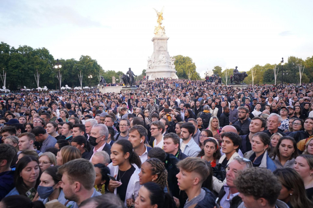 Ľudia sa zhromažďujú pred Buckinghamským palácom po oznámení smrti kráľovnej Alžbety II. FOTO: TASR/AP
