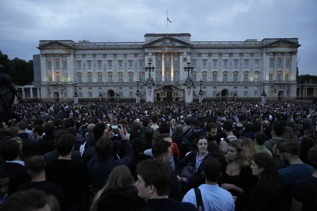 Ľudia sa zhromažďujú pred Buckinghamským palácom v Londýne. SNÍMKA: TASR/AP, Frank Augstein