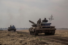 Ukrajinské tanky v blízkosti frontu v Mykolajivskej oblasti. FOTO: Reuters