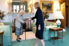 FILE PHOTO: Queen Elizabeth welcomes Liz Truss during an audience where she invited the newly elected leader of the Conservative party to become Prime Minister and form a new government, at Balmoral Castle, Scotland, Britain September 6, 2022. Jane Barlow/Pool via REUTERS/File Photo SNÍMKA: Pool