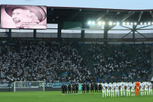 Minútou ticha si uctili pamiatku Alžbety II. aj pred zápasom FC Zürich – Arsenal Londýn. FOTO: Reuters