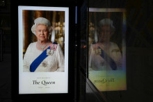 Niektoré periodiká si vypožičali kráľovnine citáty, iné na titulných stránkach veľkými písmenami vyjadrili pocity, ktoré teraz pravdepodobne zažíva mnoho Britov.