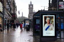 Portrét zosnulej britskej kráľovnej Alžbety II. na autobusovej zastávke v škótskom Edinburghu. FOTO: TASR/AP

