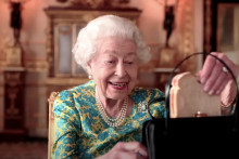 Kráľovná Alžbeta II. ešte tento rok vystupovala vo vtipnom videu, ktoré nahrali pri príležitosti osláv jej platinového jubilea. FOTO: BBC/YouTube