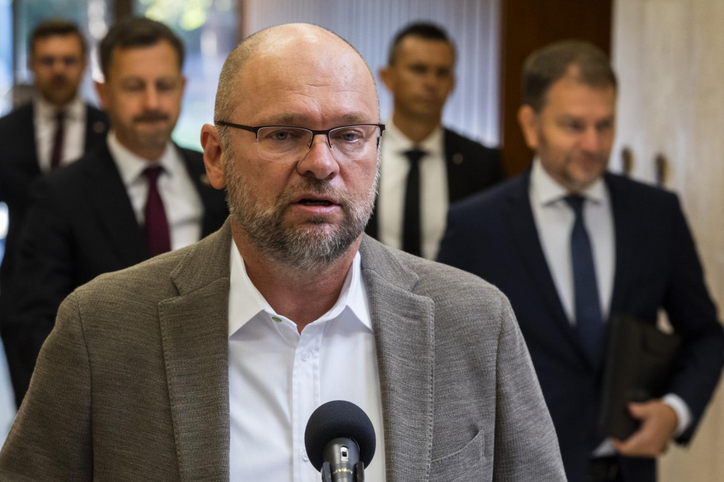Odch&aacute;dzaj&uacute;ci minister hospodr&aacute;stva Richard Sul&iacute;k (SaS), v pozad&iacute; minister financi&iacute; Igor Matovič (OĽANO) a premi&eacute;r Eduard Heger (OĽANO). FOTO: TASR/Jaroslav Nov&aacute;k