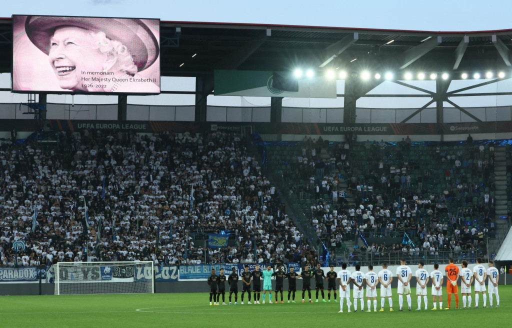 Minútou ticha si uctili pamiatku Alžbety II. aj pred zápasom FC Zürich – Arsenal Londýn. FOTO: Reuters