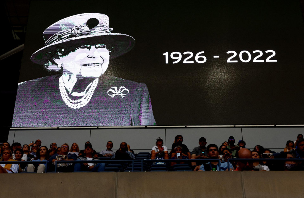 Na tenisovom turnaji U.S. Open v newyorskom Flushing Meadows si uctili pamiatku zosnulej britskej kráľovnej Alžbety II. FOTO: Reuters