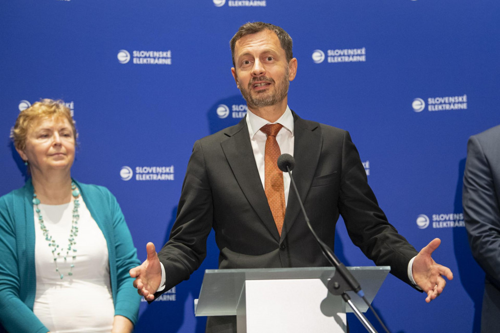 Zľava predsedn&iacute;čka &Uacute;radu jadrov&eacute;ho dozoru Marta Žiakov&aacute; a premi&eacute;r Eduard Heger. FOTO: TASR/Michal Sv&iacute;tok