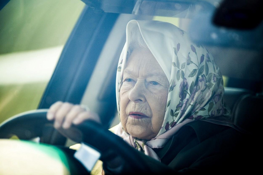 Kráľovná Alžbeta II. šoféruje svoj Range Rover v máji 2019.