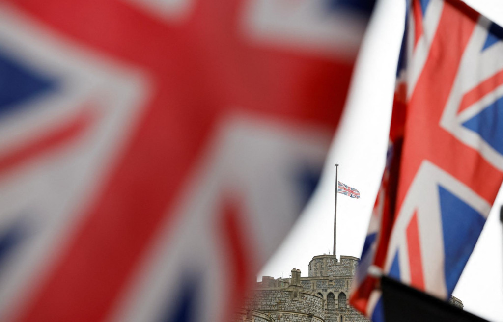 Britská vlajka na pol žrde. FOTO: REUTERS
