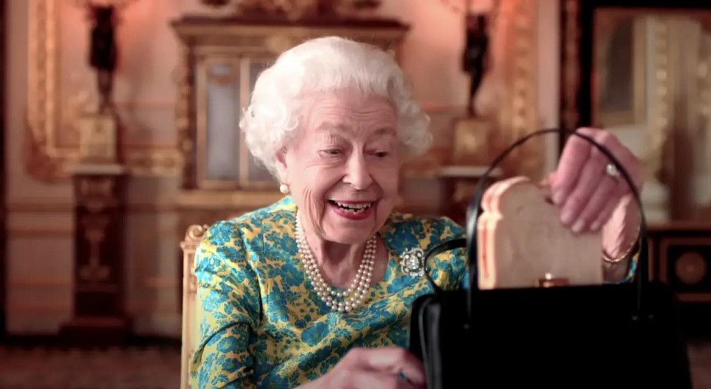 Kráľovná Alžbeta II. ešte tento rok vystupovala vo vtipnom videu, ktoré nahrali pri príležitosti osláv jej platinového jubilea. FOTO: BBC/YouTube