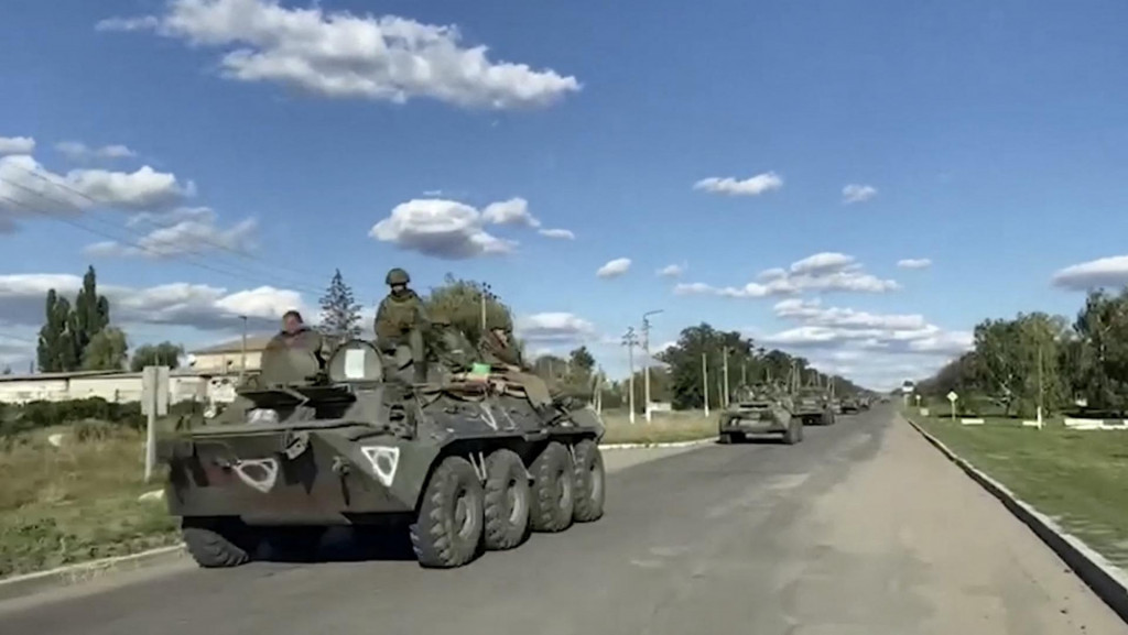 Zábery ruských obrnených transportérov presúvajúcich sa ako posily do Charkovskej oblasti, ktoré zverejnilo ruské ministerstvo obrany. FOTO: Reuters/Russian Defence Ministry
