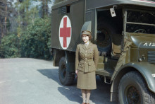 Alžbeta II. v uniforme, v apríli roku 1945.
