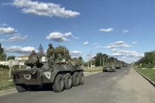 Konvoj ruských obrnených vozdiel. FOTO: Reuters