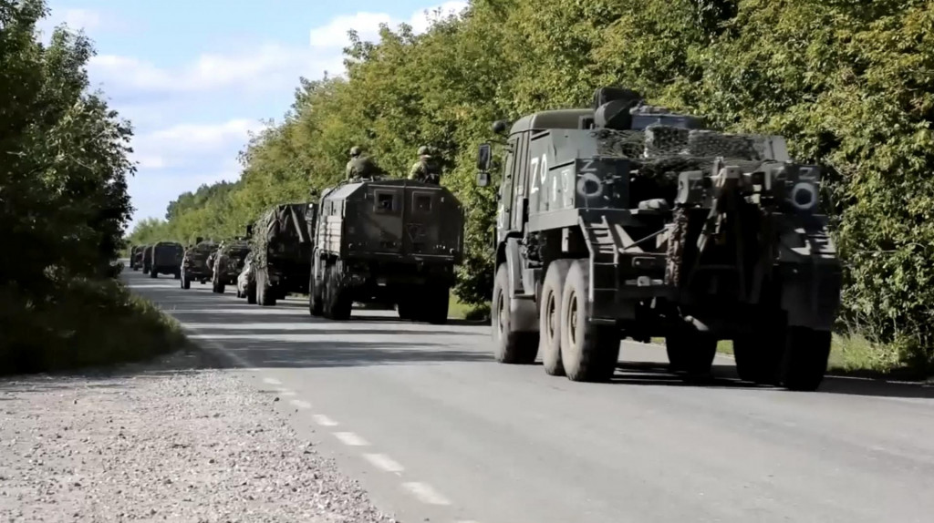 Konvoj ruských bojových vozidiel. FOTO: Reuters