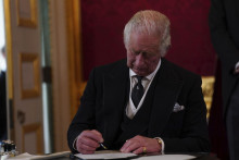 Britský kráľ Karol III. podpisuje prísahu počas zasadnutia rady pre nástupníctvo trónu v Paláci svätého Jakuba v Londýne. FOTO TASR/AP