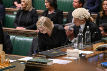 

Britská premiérka Liz Trussová skladá prísahu a prisahá vernosť korune, Jeho Veličenstvu, kráľovi Karolovi III. FOTO: Reuters/UK Parliament/Jessica Taylor