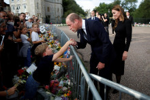 

William, princ z Walesu, a Catherine, princezná z Walesu, zdravia členov verejnosti pred hradom Windsor. FOTO: Reuters