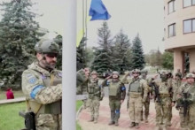 

Ukrajinský vojak vztyčuje ukrajinskú vlajku.FOTO: Reuters/Ministerstvo obrany Ukrajiny