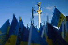 Ukrajinské vlajky s menami padlých vo vojne s Ruskom visia pri Pamätníku nezávislosti v Kyjeve. FOTO: TASR/AP