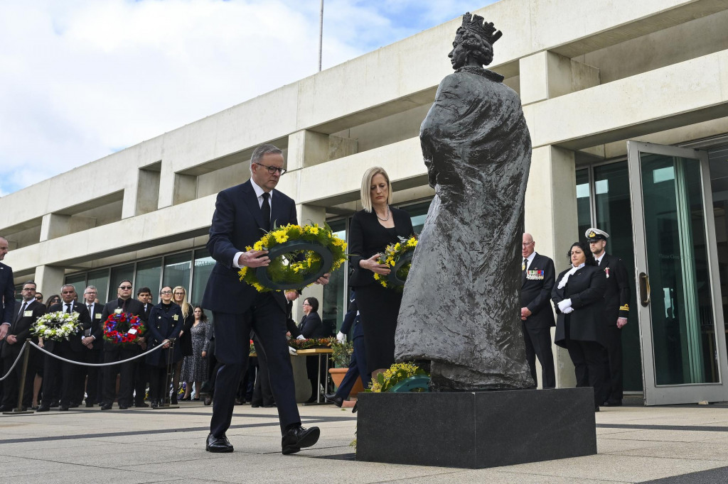Austrálsky premiér Anthony Albanese a austrálska ministerka financií Katy Gallagherová položili veniec k bronzovej soche zosnulej britskej kráľovnej Alžbety II. FOTO: TASR/AP