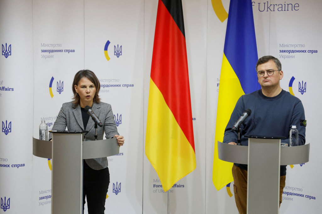

Nemecká ministerka zahraničných vecí Annalena Baerbock hovorí počas tlačovej konferencie s ukrajinským ministrom zahraničných vecí Dmytrom Kulebom. FOTO: Reuters
