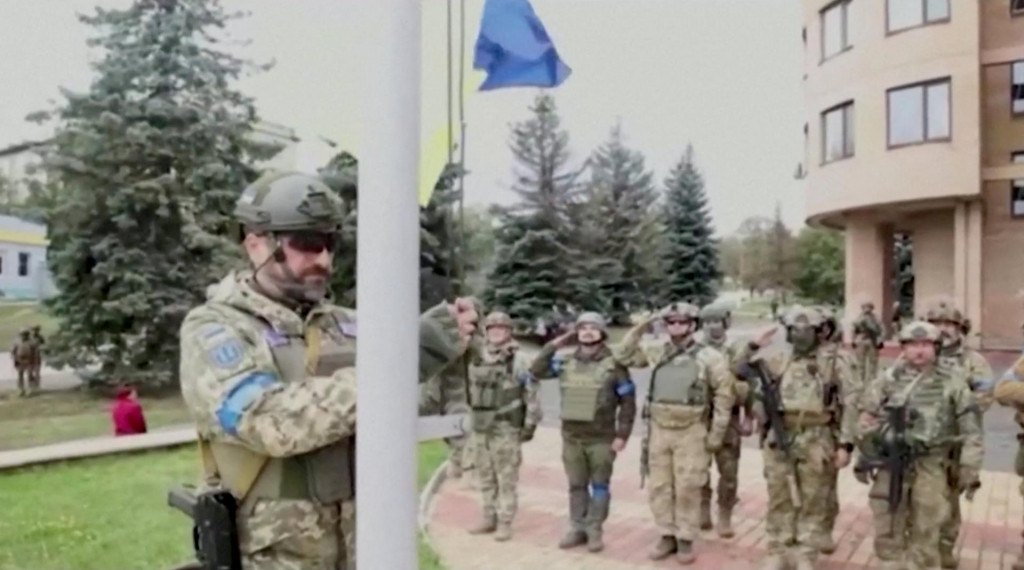 

Ukrajinský vojak vztyčuje ukrajinskú vlajku.FOTO: Reuters/Ministerstvo obrany Ukrajiny