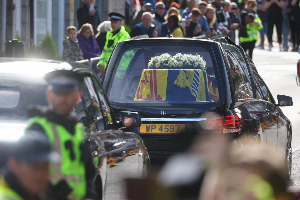 Pohrebný voz s rakvou britskej kráľovnej Alžbety prechádza dedinou Ballater. FOTO: Reuters