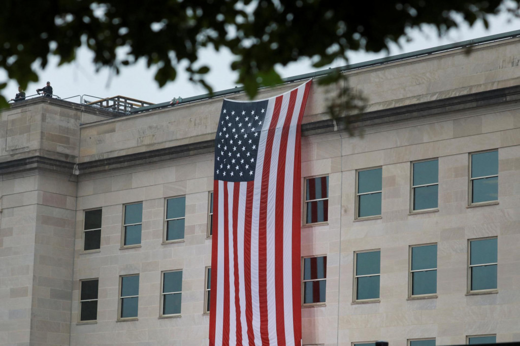 

Americká vlajka visí počas ceremónie na počesť obetí útokov z 11. septembra 2001. FOTO: Reuters