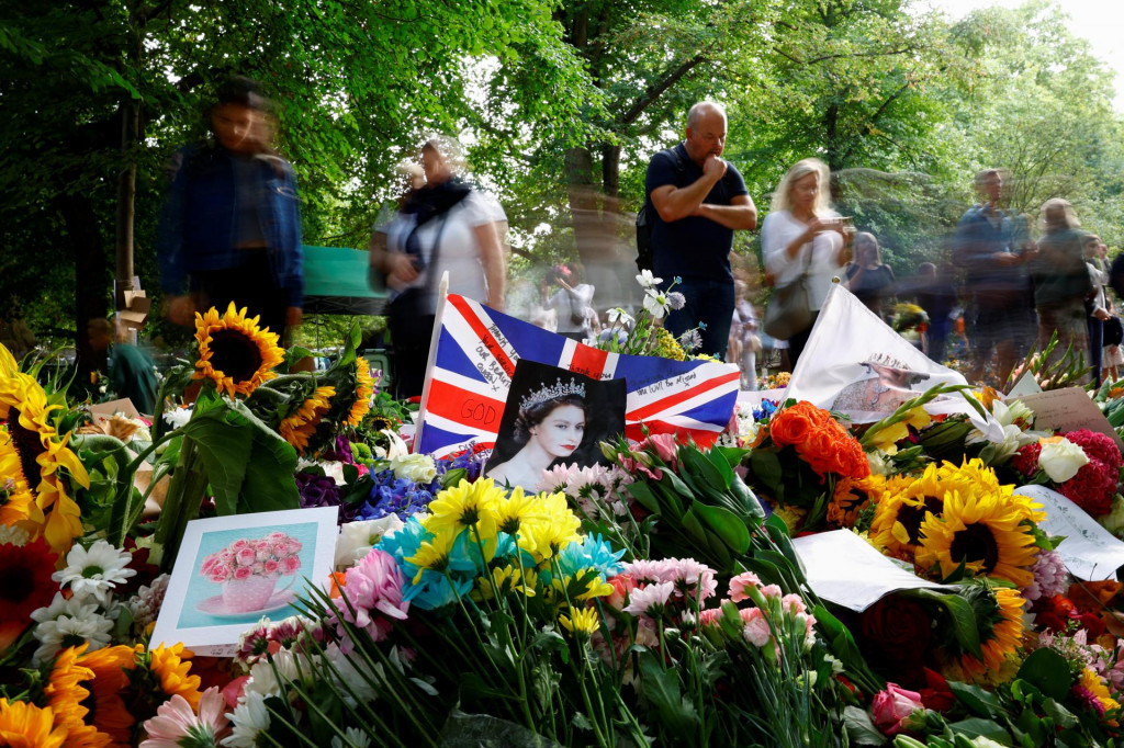 

Ľudia si prezerajú kvety zanechané v Green Parku po smrti britskej kráľovnej Alžbety. FOTO: Reuters