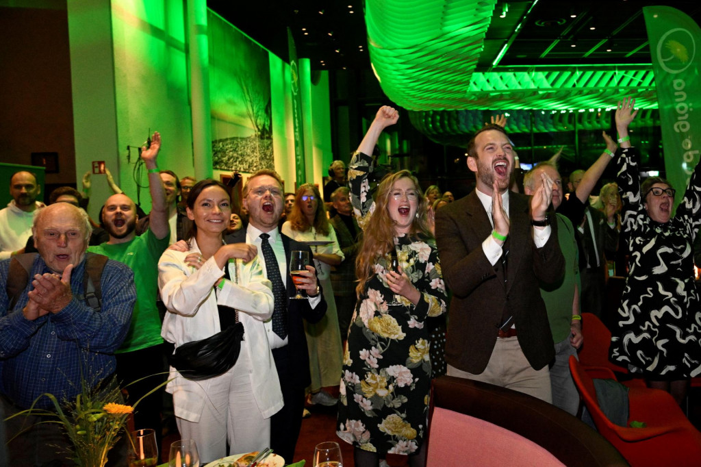 Priaznivci Strany zelených reagujú na exit polly počas volebnej noci strany v Quality Hotel Globe. FOTO: Reuters