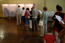 Ľudia čakajú v rade v regionálnych a komunálnych vožbách v Simferopole. FOTO: TASR/AP
