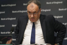 Guvernér britskej centrálnej banky Andrew Bailey sa zvyšovaniu úrokových sadzieb nevyhne, ani keď stretnutie menovo-politického výboru musel kvôli štátnemu smútku o týždeň odložiť. FOTO: TASR/AP Yui Mok