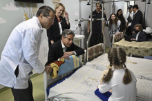 Ilustračná fotografia, kde americký minister zahraničných vecí Antony Blinken hovorí s dievčatkom z Chersonu počas návštevy detskej nemocnice v Kyjeve. FOTO: TASR/AP