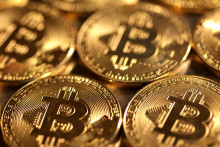 Reprezentácia kryptomeny Bitcoin. FOTO: Reuters