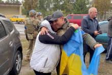 Záber z oslobodenia ukrajinskej obce v Charkovskej oblasti. FOTO: REUTERS