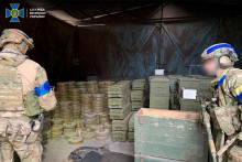 

Služobní príslušníci Ukrajiny kontrolujú muníciu a náboje, ktoré zanechali ruskí vojaci v nedávno oslobodenom meste Izium. FOTO: Reuters