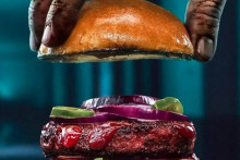Dal by si si burger s príchuťou ľudského mäsa? Kontroverzný výrobok valcuje internet.