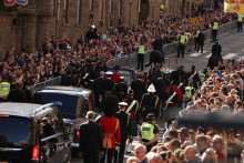 Pohrebný voz s rakvou britskej kráľovnej Alžbety cestuje v Edinburghu. FOTO: Reuters