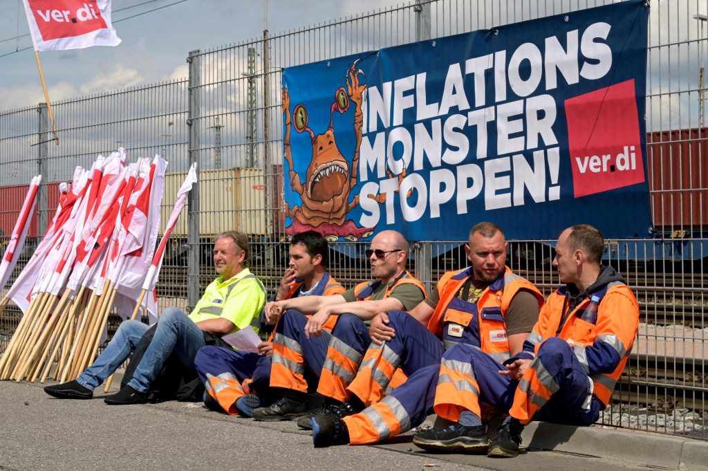 

Pracovníci sedia pred transparentom s nápisom „Zastavte inflačné monštrum“ na kontajnerovom termináli Burchardkai, kde štrajkujú za vyššie mzdy v prístave v Hamburgu. FOTO: Reuters