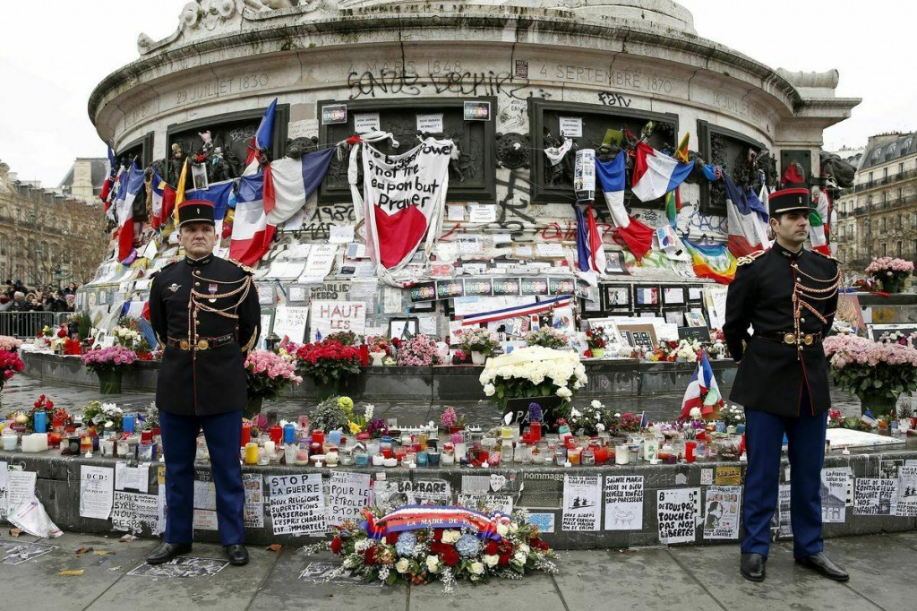 Ceremoniál na námestí Place de la Republique, kde ľudia vzdali hold obetiam streľby vo francúzskych satirických novinách Charlie Hebdo. FOTO: REUTERS