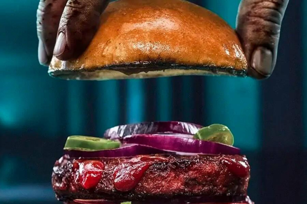 Dal by si si burger s príchuťou ľudského mäsa? Kontroverzný výrobok valcuje internet.