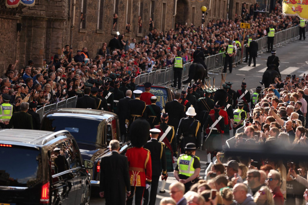 Pohrebný voz s rakvou britskej kráľovnej Alžbety cestuje v Edinburghu. FOTO: Reuters