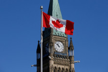 

Pred Peace Tower na Parliament Hill v Ottawe veje kanadská vlajka. FOTO: Reuters