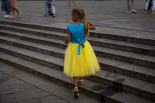 Dievča, ktoré je oblečené vo farbách ukrajinskej vlajky, kráča po námestí Nezávislosti v Kyjeve. FOTO TASR/AP